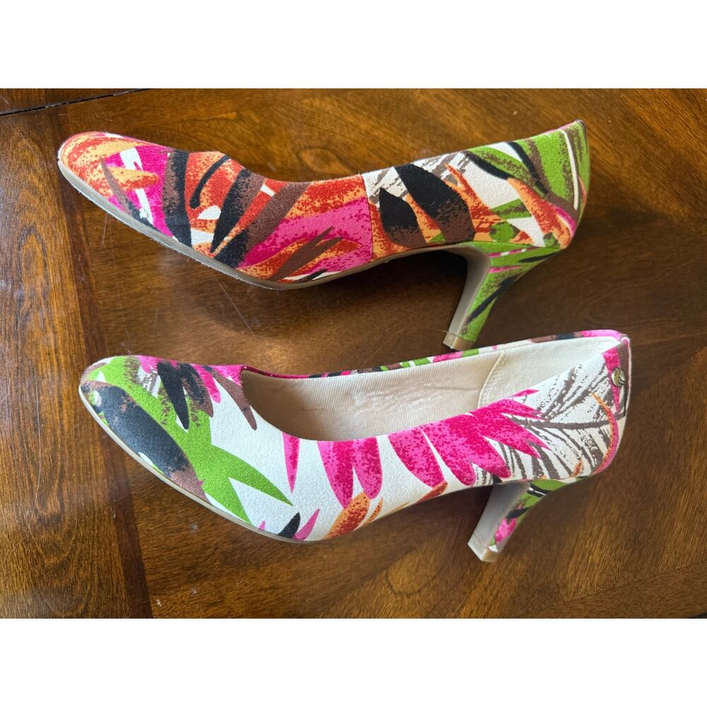 LifeStride Women Paris Pumps 7M Pink Green Tropical Floral Slip On Heels Comfort - Picture 2 of 16